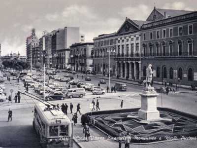 ...mentre San Francesco, sorto negli anni 30 come spiaggia del Levante, era molto pi� popolare. Lo stabilimento era collegato alla citt� da un filobus ad hoc: il �PL� (Petruzzelli-Lido)